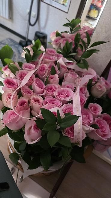 подарки на 23 февраля коллегам: Корзина с розовыми розами - Состав: крупная композиция из роз в — 1