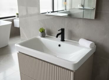 шкафы для ванны: Белая керамическая раковина прямоугольной формы с интегрированной — 1