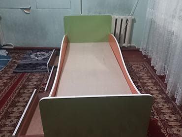 Детская кровать-тахта с бортиками и тремя выдвижными ящиками для