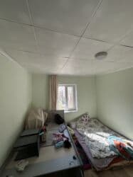 аренда дом в бишкек: 50 кв. м, 2 бөлмө, Брондолгон эшиктер, Евроремонт, Унаа токтотуучу жай — 4