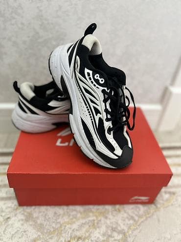 Мужские кроссовки, 37, Б/у, цвет - Черный