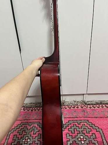 Гитары: Акустическая гитара с вырезом (cutaway), 6 струн. Характеристики: - — 2