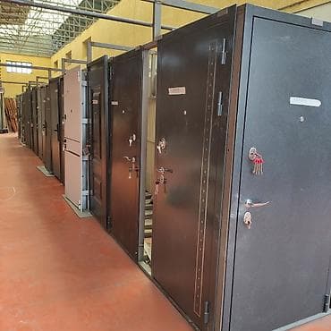 дверные замки замена: Услуга: установка металлических бронированных дверей. Описание: - — 2