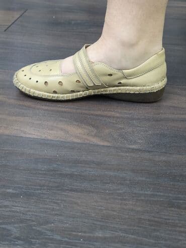 лоро пиано обувь женская летняя: Женские туфли-лоферы бежевого цвета из натуральной кожи, отличного — 3