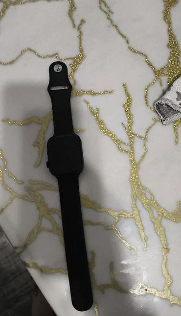 Смарт‑часы с квадратным корпусом и черным ремешком. Основные