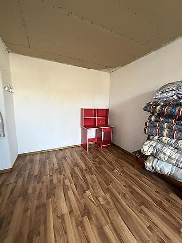 Продажа комнат: Комната в частном доме - Просторное светлое помещение с окном и — 1