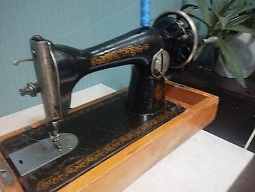 Механическая швейная машина классической конструкции. Особенности: -