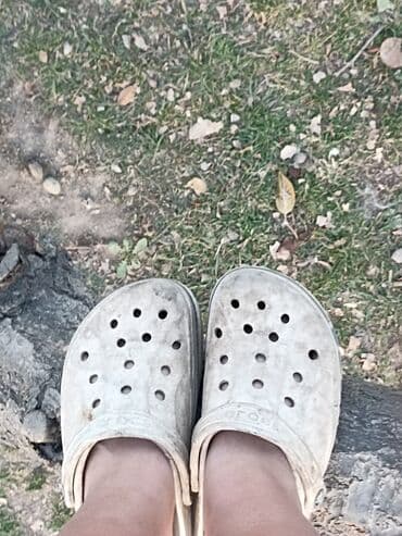 Классические сабо типа Crocs, светло-серого/бежевого цвета. -