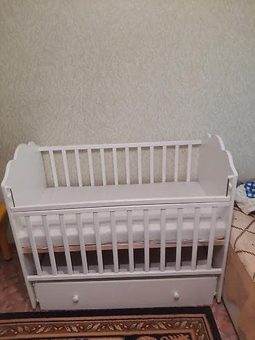 Стульчики для кормления: Б/У Детская кроватка-колыбель белого цвета. Особенности: - — 2