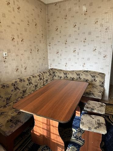 Кухонный уголок с обеденным столом и табуретами Состав комплекта: - — 4