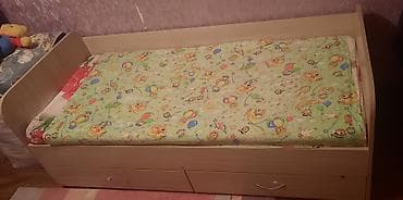 small table: Детская кровать. С матрацом в хорошем состоянии, чистый. Размер — 1