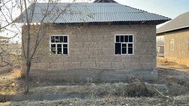 продаю дом ысык ата: Дом одноэтажный из самана/глины на ленточном фундаменте. Крыша — 1