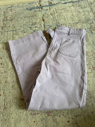 надпись на футболке: Нежно-зеленый свитшот с высоким воротником для девочки. Украшен — 13