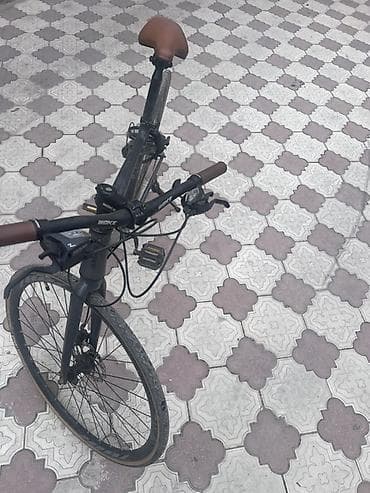 bid e2: Велосипед с матовой черной рамой, оснащенный дисковыми тормозами для — 2