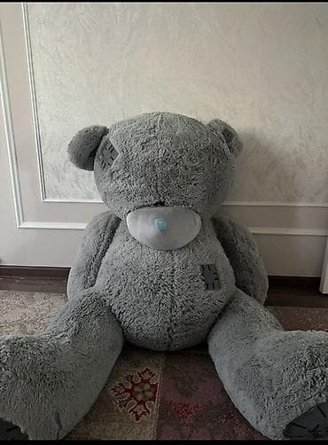 banda panda: Большой плюшевый мишка серого цвета с заплатками. Этот медведь станет — 2