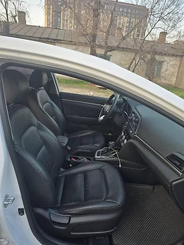 sprinter cdi: Белый 4-дверный седан класса C с динамичным профилем и покатой линией — 9