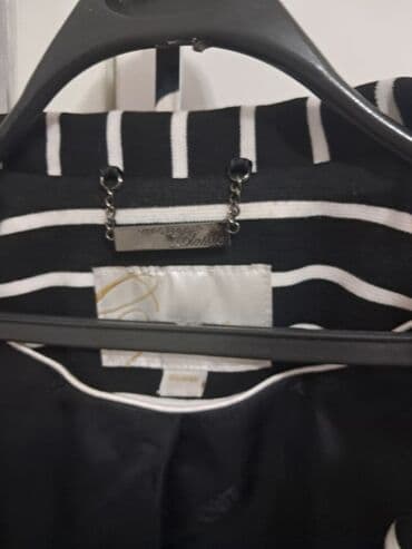 пиджаки женские бишкек: Элегантный женский пиджак с контрастными полосами. Модель имеет — 2