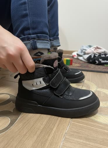 Детские зимние ботинки, цвет черный с серебристыми вставками и