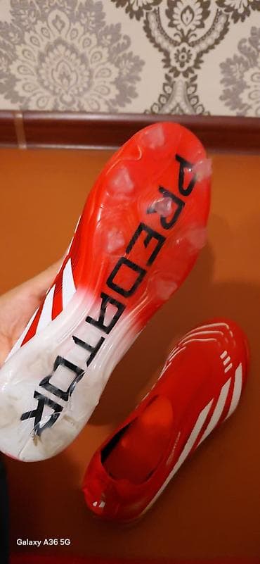 мужские обувь: Футбольные бутсы adidas Predator (лацкан без шнурков) 37 размер - — 1