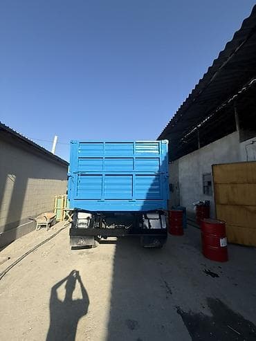 трактор гусеничный: Кузов бортовой — 1