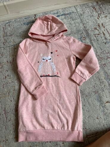 надпись на футболке: Нежно-зеленый свитшот с высоким воротником для девочки. Украшен — 6