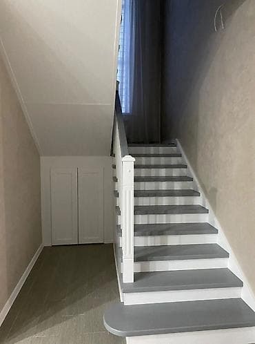 Курулуш жыгачтары, тирөөчтөр: Агач тепкичи Жеке менчик үй үчүн, Жыгачтын туру: Кара Жыгач, Тепкичтин формасы: Көп марштуу, Стиль: Классикалык — 9