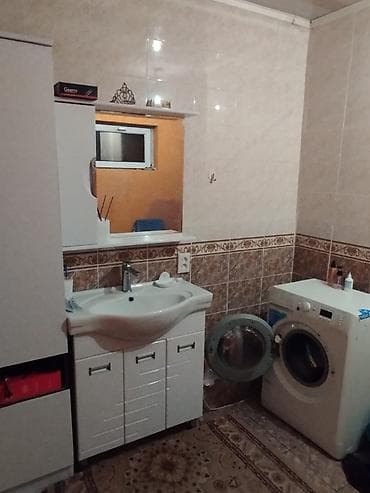 4х комнатную квартиру: - Отделка: светлые стены с текстурными и цветочными обоями, потолочные — 7