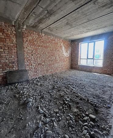Үйлөр: 🏡 Продаётся просторный кирпичный дом в районе Оскон Ордо! 📍 Район — 8