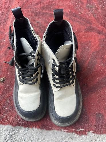 Бекерге берем: Белые кроссовки низкого профиля. 40 размер - Материал верха — 3