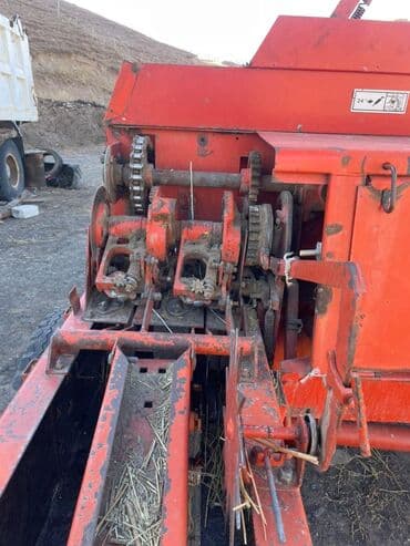 Тюковый пресс-подборщик (поршневой), красный. Назначение: - Подбор