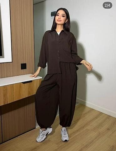 парашюты штаны: Женский комплект из легкой ткани: свободные брюки-бананы и рубашка — 5
