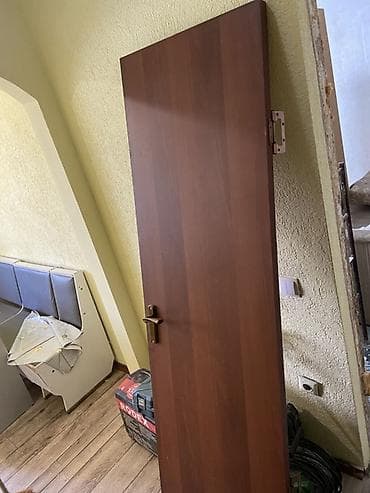 Внутренняя отделка: Межкомнатные двери из МДФ/ДСП с отделкой под тёмное дерево. Сраочно — 1