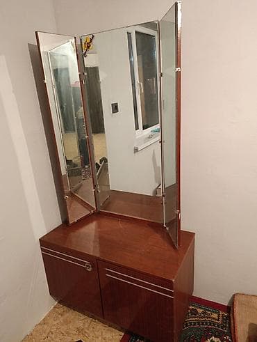 стол с зеркалом для макияжа: Туалетный столик, Б/у, С зеркалом, цвет - Коричневый, Другой материал — 1