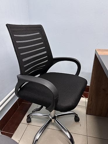 m 3: Офисный стол с тумбой и с тремя стульями — 5