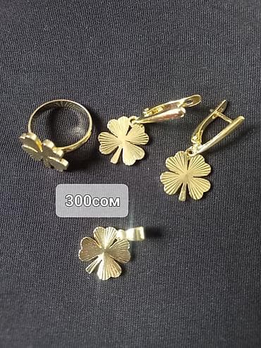 Бижутерия .Набор ювелирных украшений с подвесками «четырёхлистник»: -