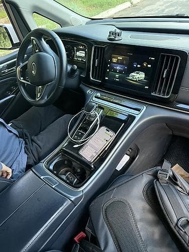 GAC: GAC Trumpchi M8(минивэн) - Кузов: белый, 5‑дверный минивэн — 6