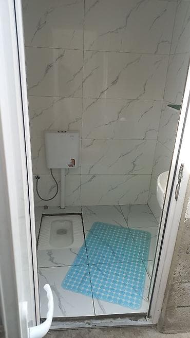 Сдаётся компактная комната с отдельным санузлом и душем. Описание: -