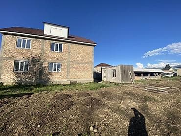 продаю дом в военноантоновке: Продаётся кирпичный дом с большим участком. - Двухэтажный дом из — 2