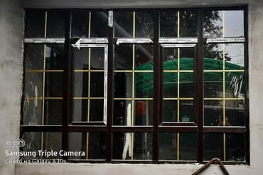 Оконная конструкция с несколькими секциями, выполненная в темном