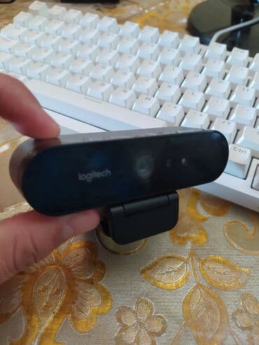переходник для микрофона: Веб-камера Logitech черного цвета с матовым покрытием, оснащенная — 2