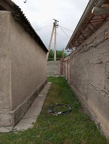 Үйлөр: Продается дом компактный 3-комнаты. Стены: Керамических жжонный жёлтый — 3