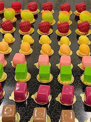 Продукты питания: SOLIELLA — десерты и торты Корпусные десерты: - Малина — 250 сом - — 2