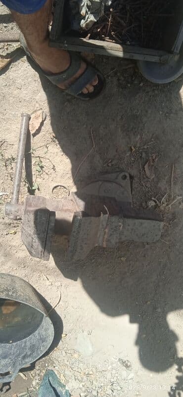 ювелирный инструменты: Массивные слесарные тиски, предназначенные для надежной фиксации — 2