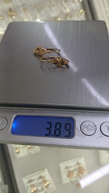 Золотые серьги-подвески с геометрическим узором.Проба 583
37000с at lalafo.kg Золотые серьги-подвески с геометрическим узором.Проба 583
37000с