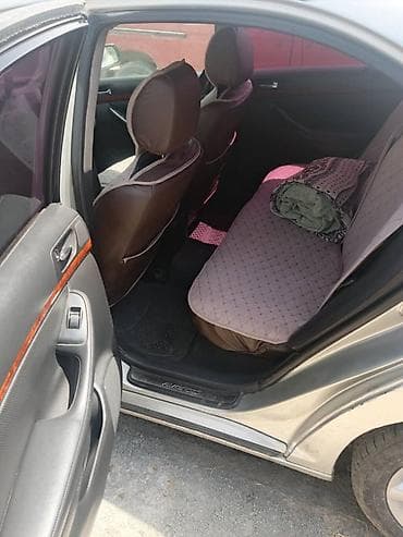 салон машины: Toyota Avensis: 2004 г., 2 л, Механика, Дизель, Седан — 7