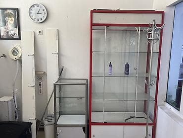 Стеклянные витрины для магазина/салона - Большая витрина с красной