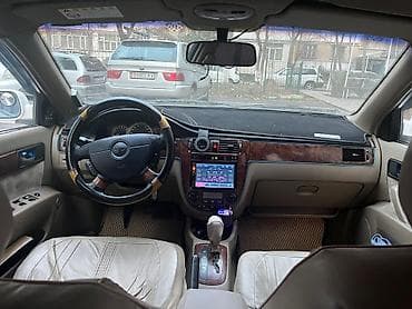 мало метражка: Белый седан компакт-класса с четырьмя дверями. Кузов и внешний вид: - — 7