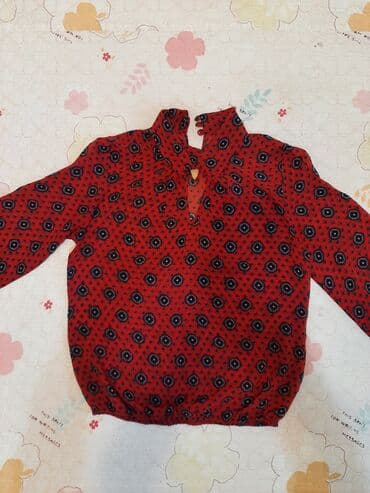 Блузка шёлковая,размер 44-46,застёжка сзади, спереди вырез капелькой