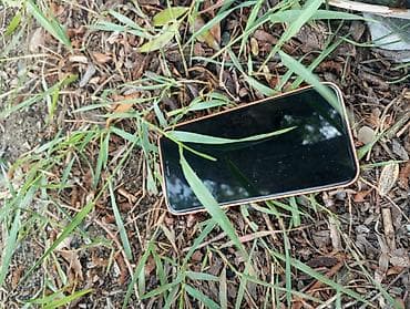 Смартфон с дисплеем около 6–6.2", цвет корпуса — оранжево‑медный