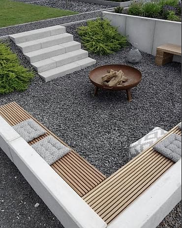 Декоративная гравийная отсыпка серого цвета. Подходит для создания